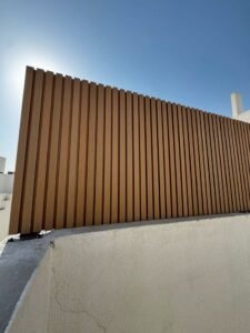 تركيب سوات البلكونة من بديل الخشب بشكل جميل